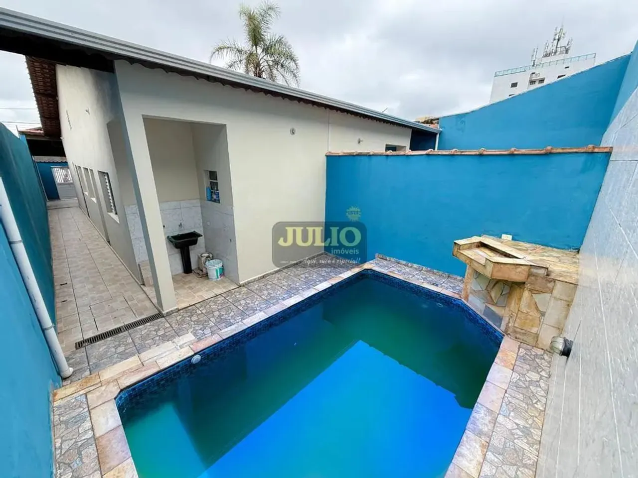 Casa Nova com Piscina à Venda em Mongaguá 30m da Praia, 2 Dormitórios e Financiamento Ban