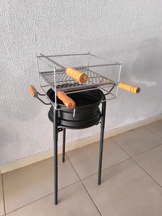 Churrasqueira de roda com grelha e espeto