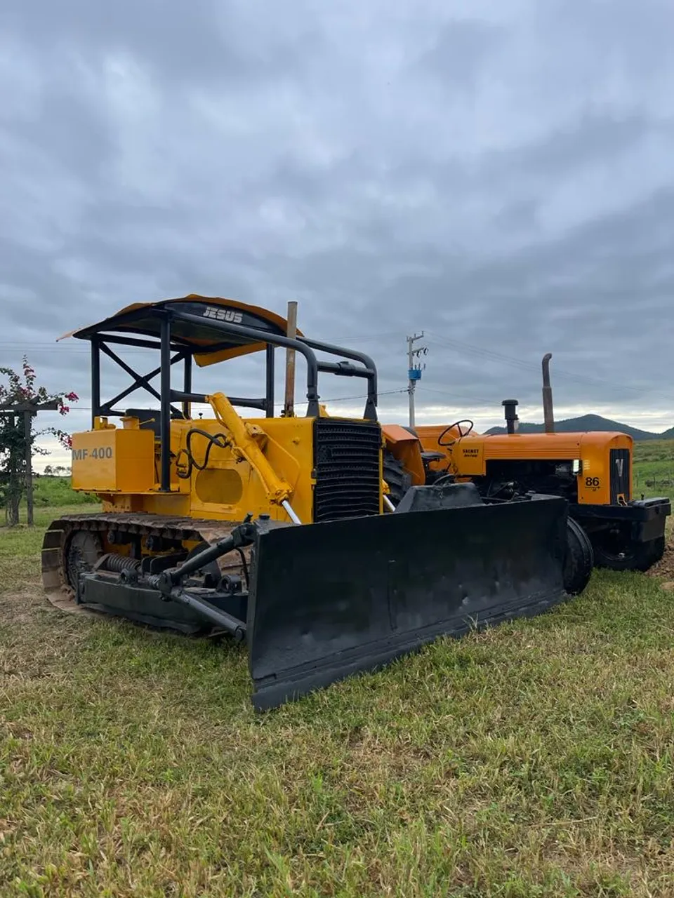 TRATOR DE ESTEIRA MF400
