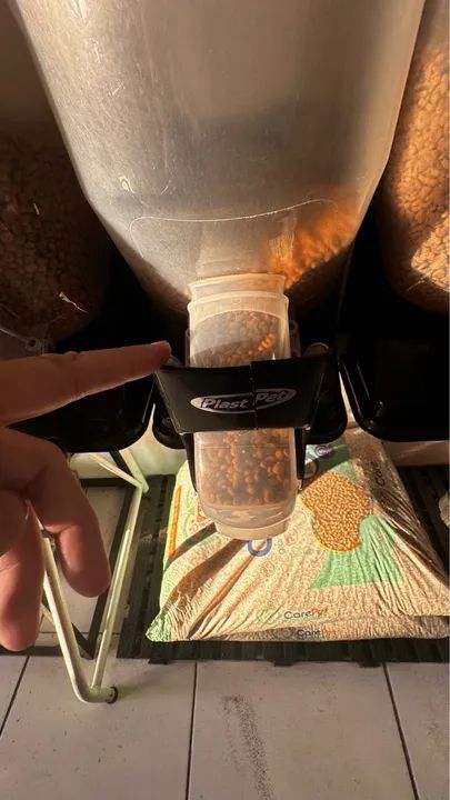 Dispenser de ração 20 litros cadê até 15 kilos em cada  - Foto 4