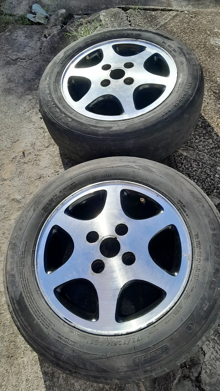 Rodas com Pneus Aro 14 $ 350 reais.obs: só tem 2 rodas