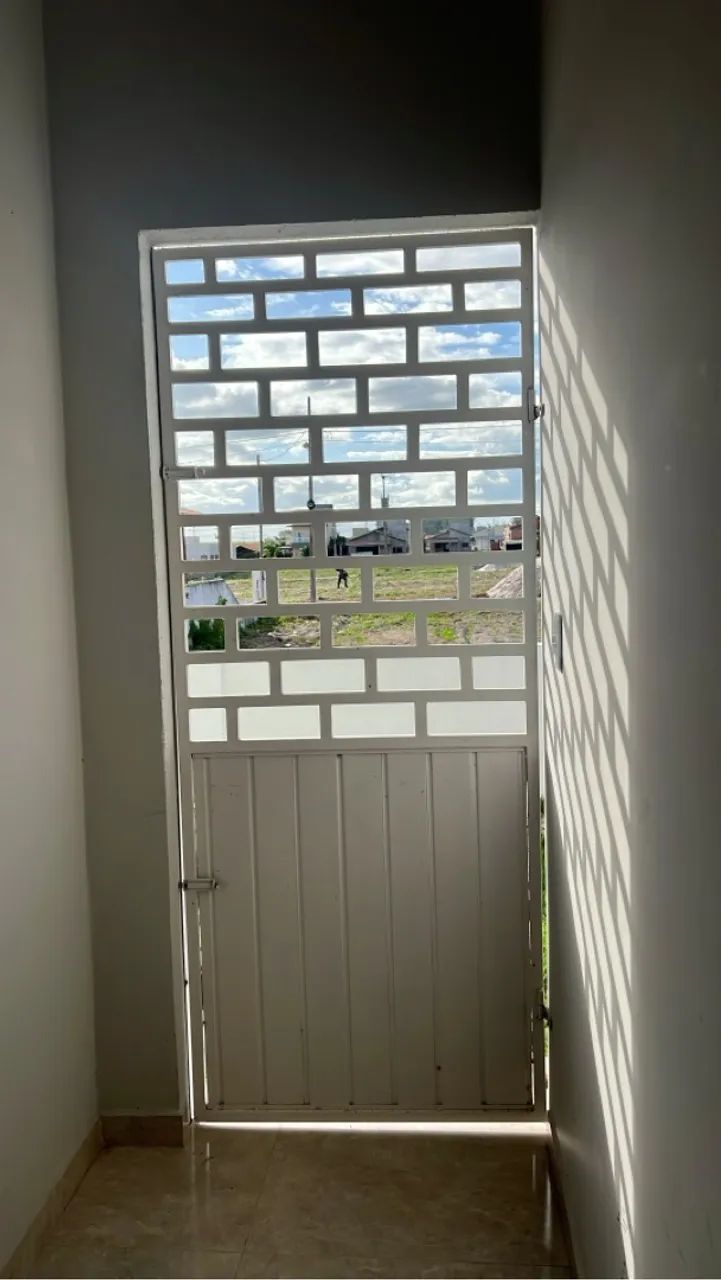 Porta de grade em ferro com design moderno