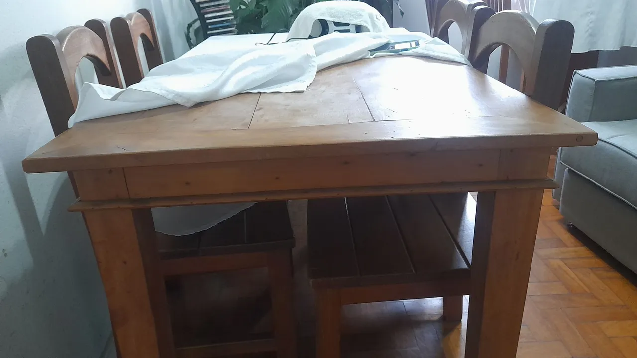 Mesa de jantar de madeira maciça 4 lugares