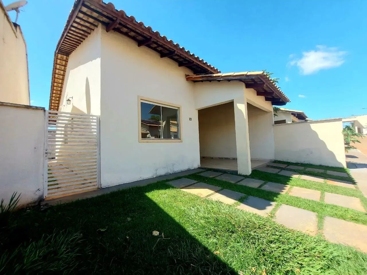CASA EM CONDOMINIO FECHADO. 173M, 3Q, 1S, 2B, 3V, LAZER.