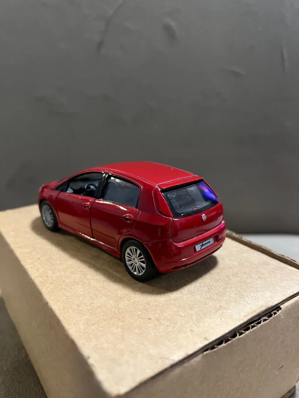 Miniatura Colecionável Fiat Punto Vermelho NOVO
