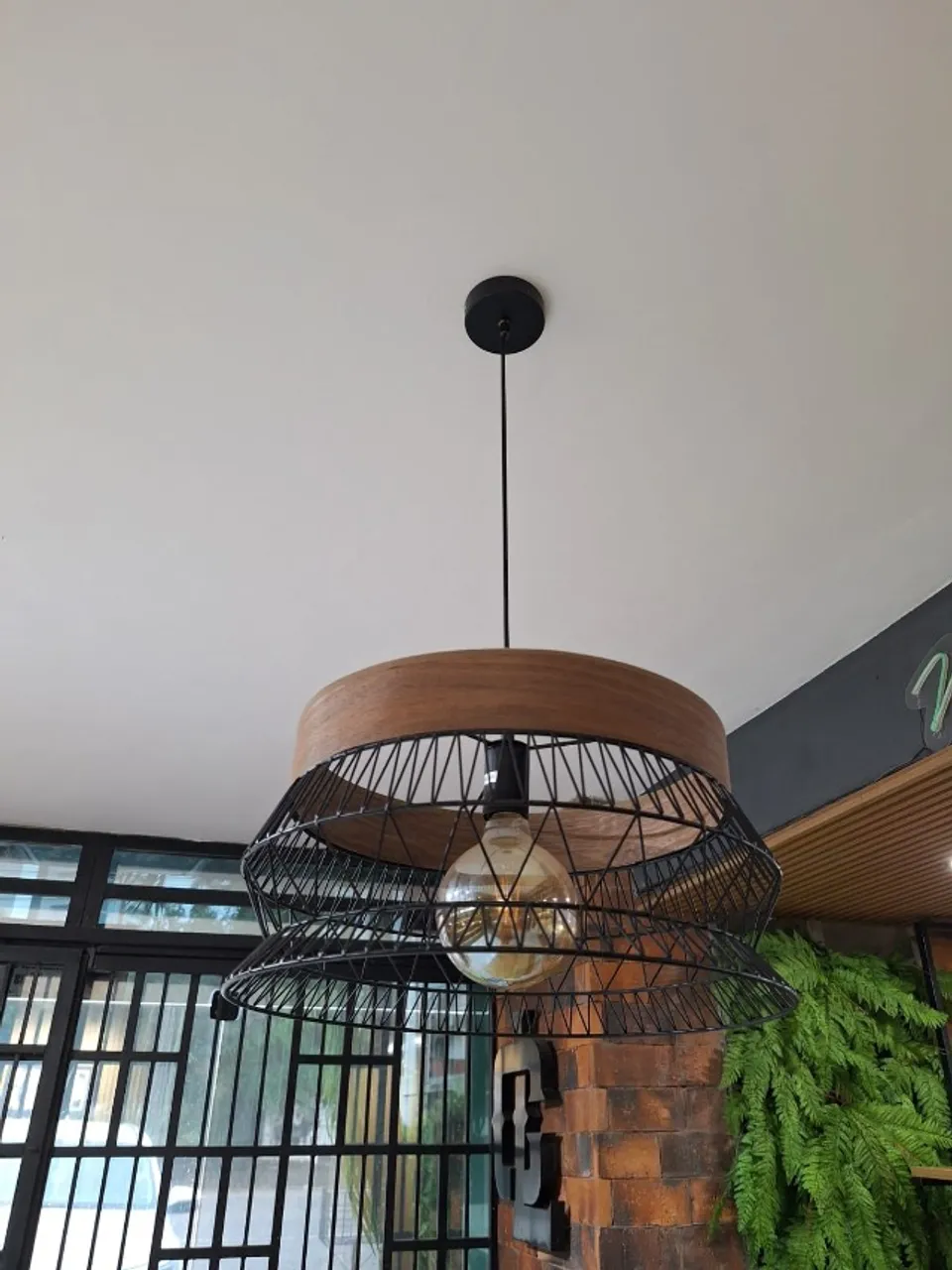 Luminária/Pendente com detalhes amadeirado e preto. (83cm de A x 46cm de L).
