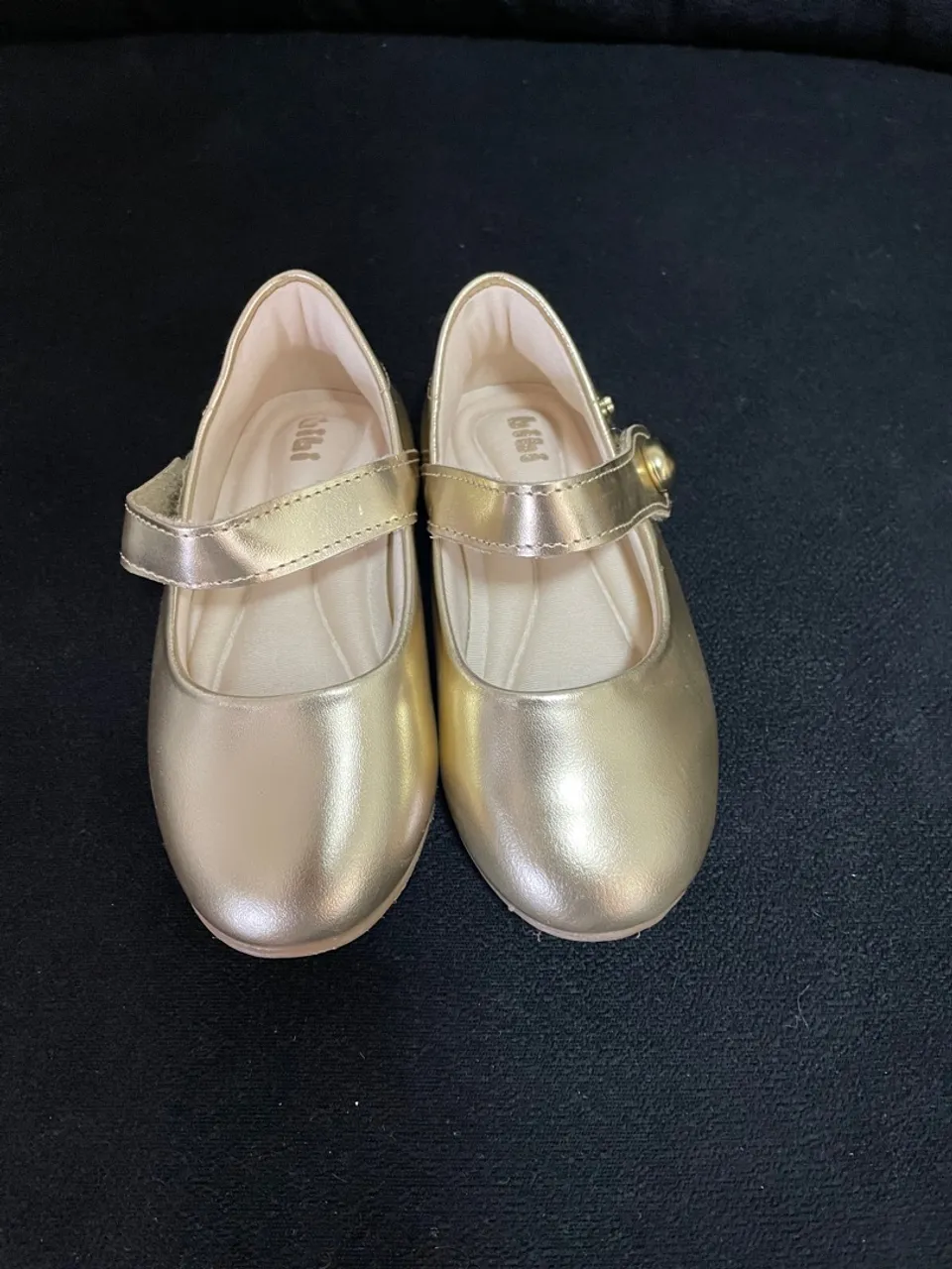 Sapatilha dourada nova maravilhosa para compor looks