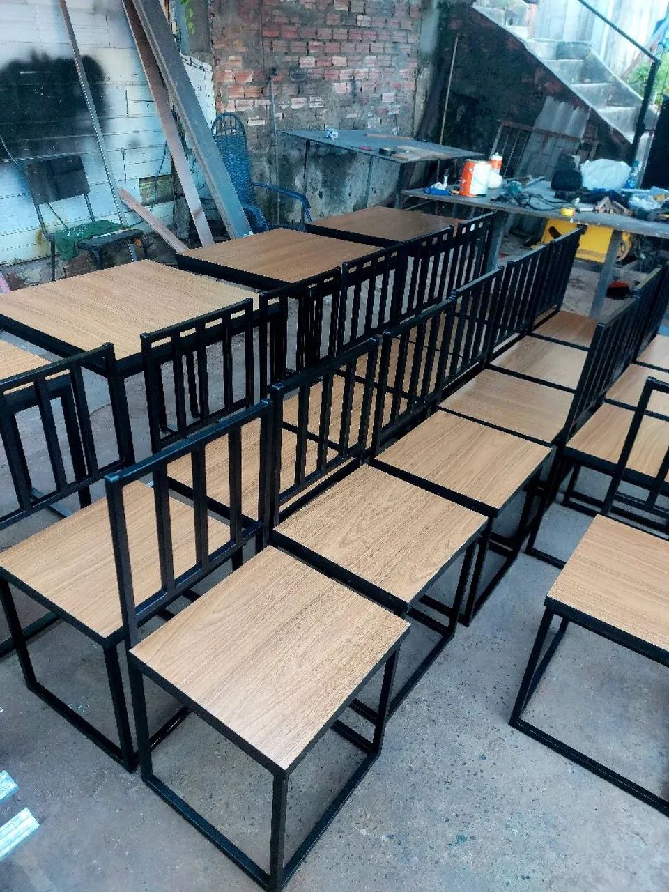 Cadeiras 180 a unidade base metal e MDF 