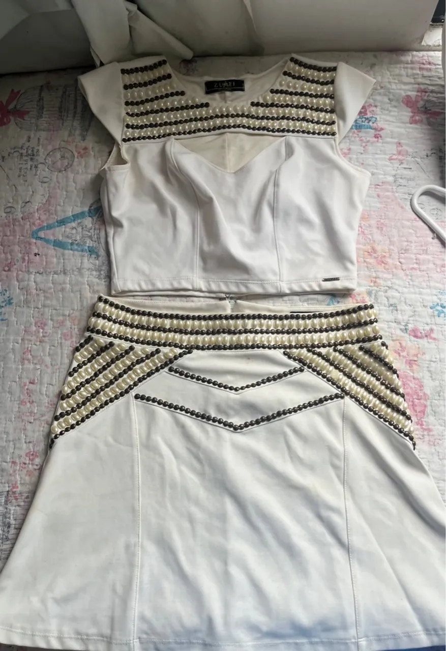 Conjunto Saia e Top Branco com Detalhes