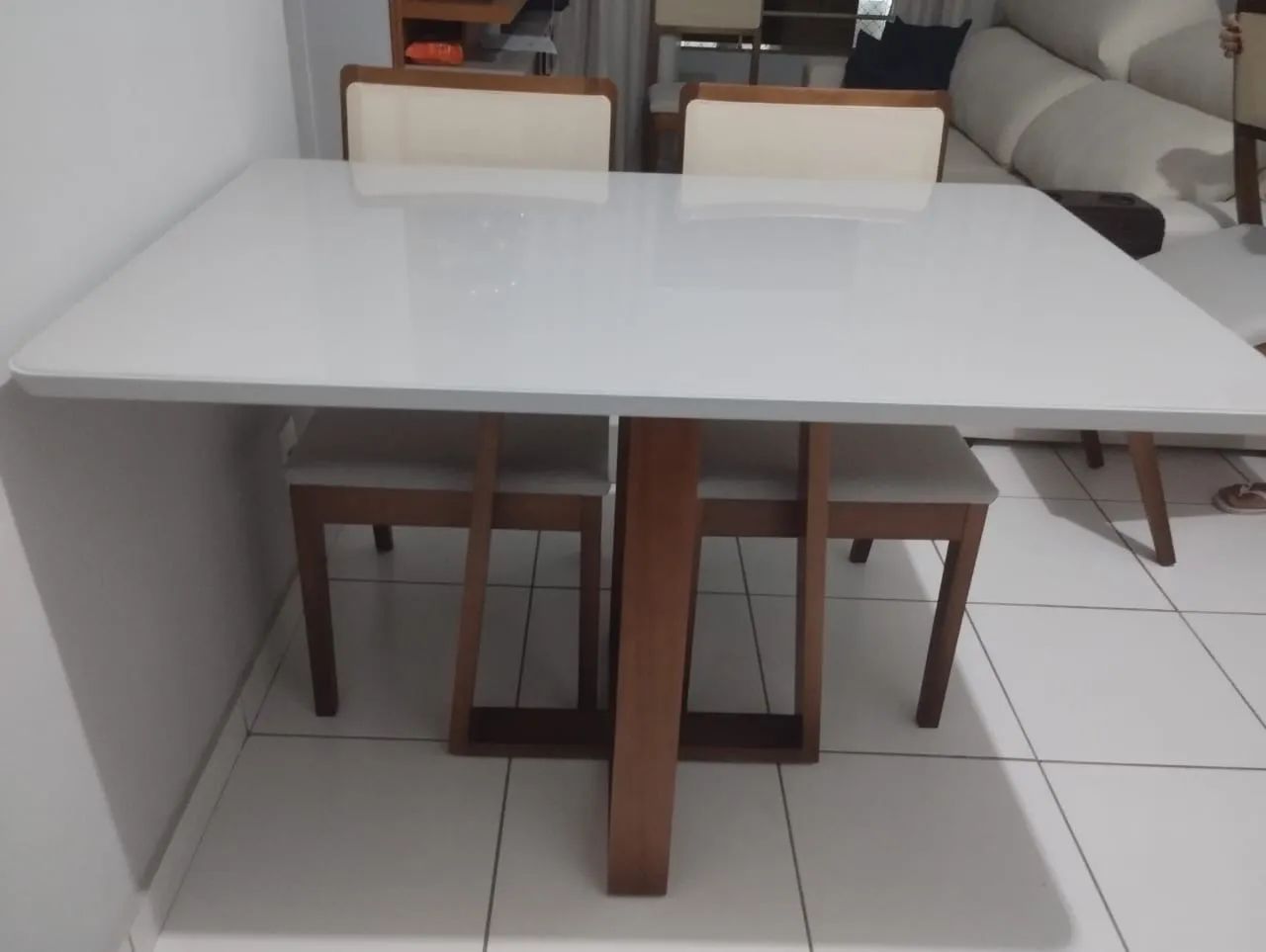 Mesa de madeira resistente 