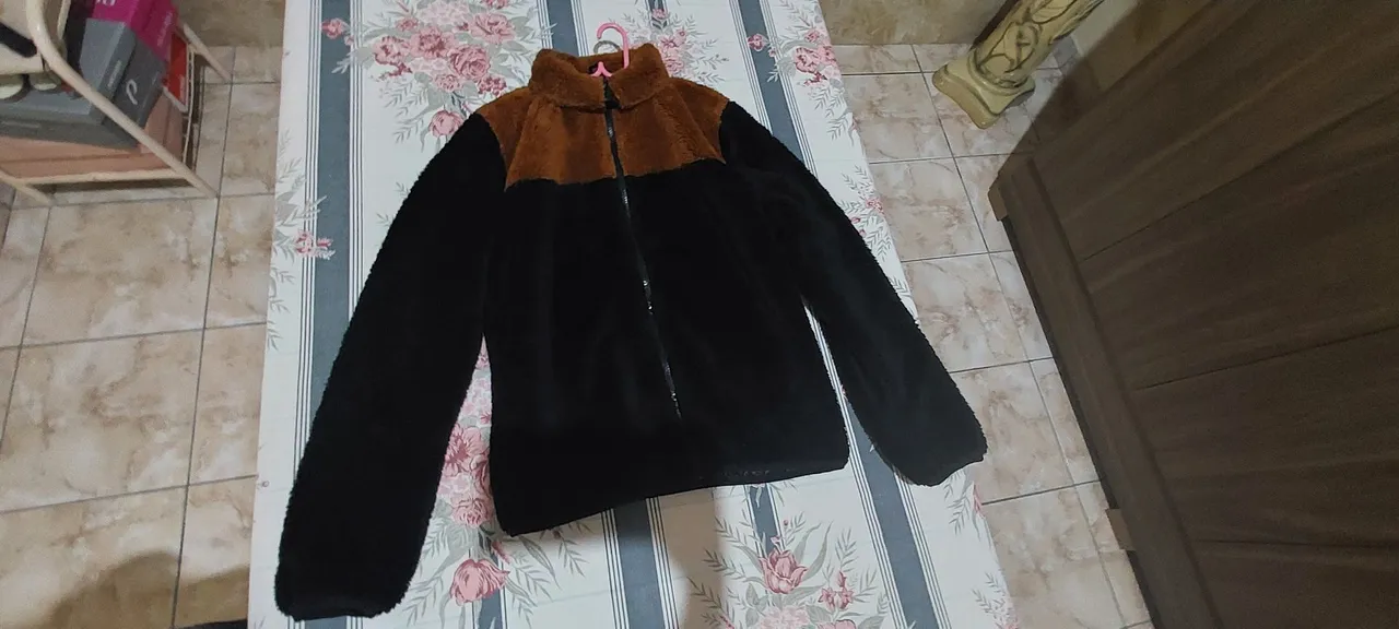 Casaco de Pelúcia Preto e Marrom