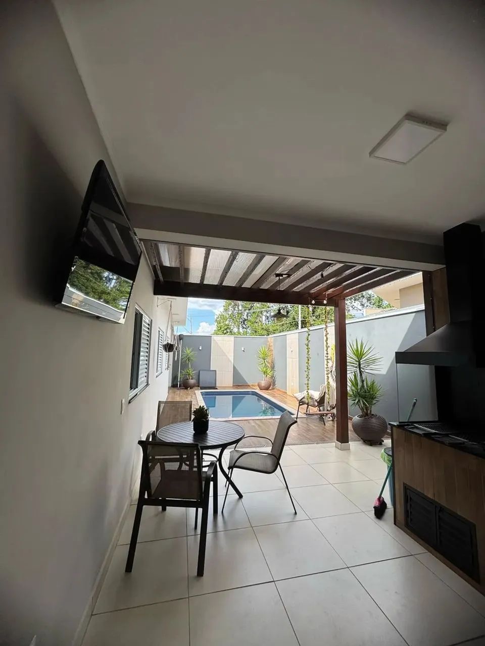 Casa térrea com piscina localizada no  condomínio lago da serra - Foto 5