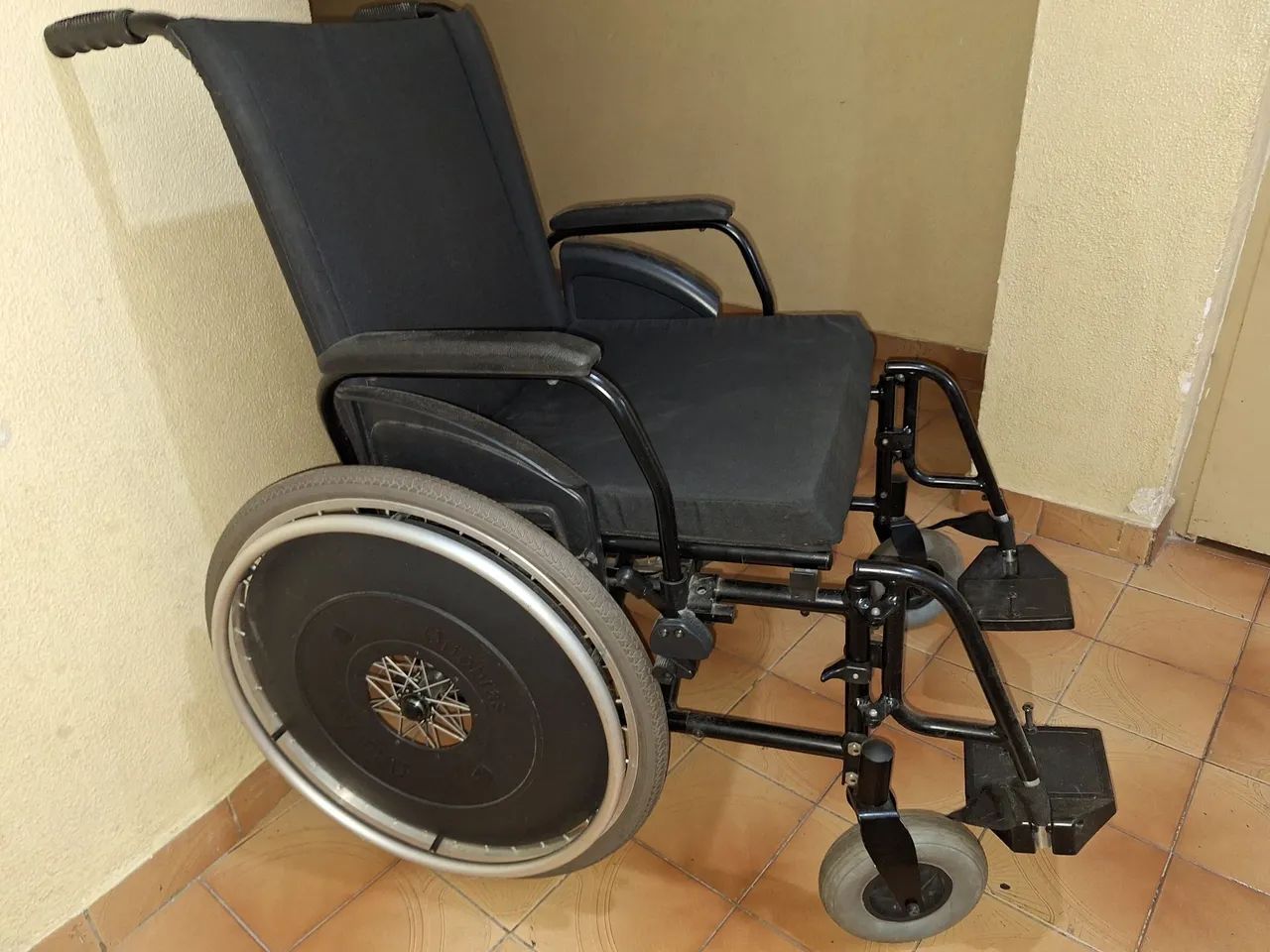 CADEIRA DE RODAS SEMI NOVA 1 ANO E POUCO DE USO  - Foto 2