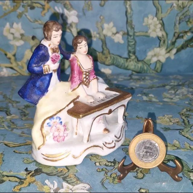 Vieira de Castro. Grupo escultório de porcelana vintage, com figura de casal  - Foto 3
