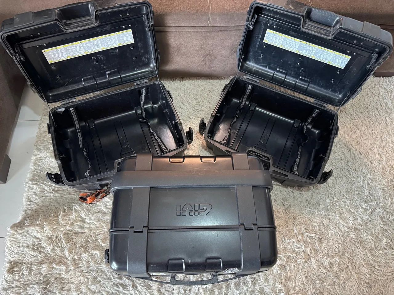 Baús laterais e top case Givi Trekker para moto