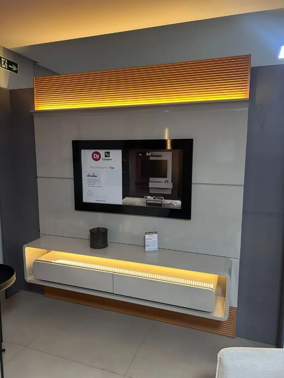 Painel de TV  até 70 polegadas Suspenso com Iluminação LED - Design Moderno