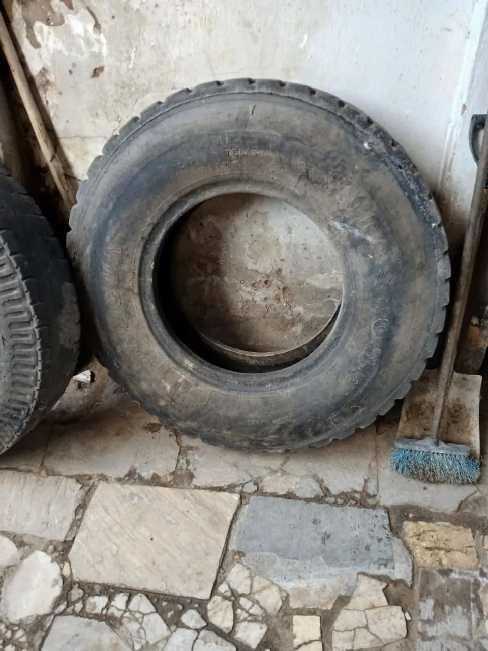 Vendo Pneus de caminhão