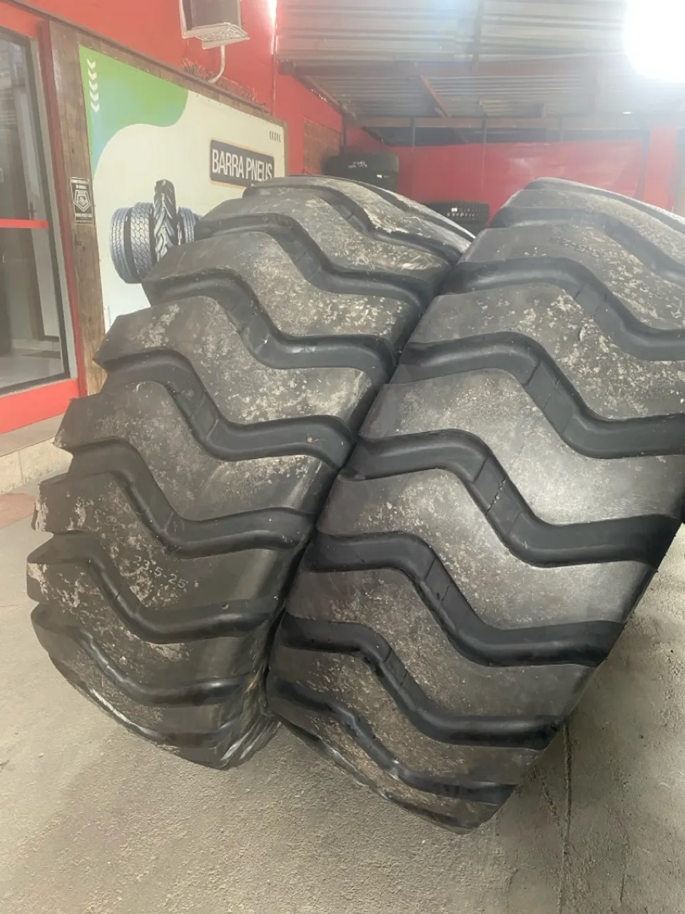 Pneus 23.5-25 novos