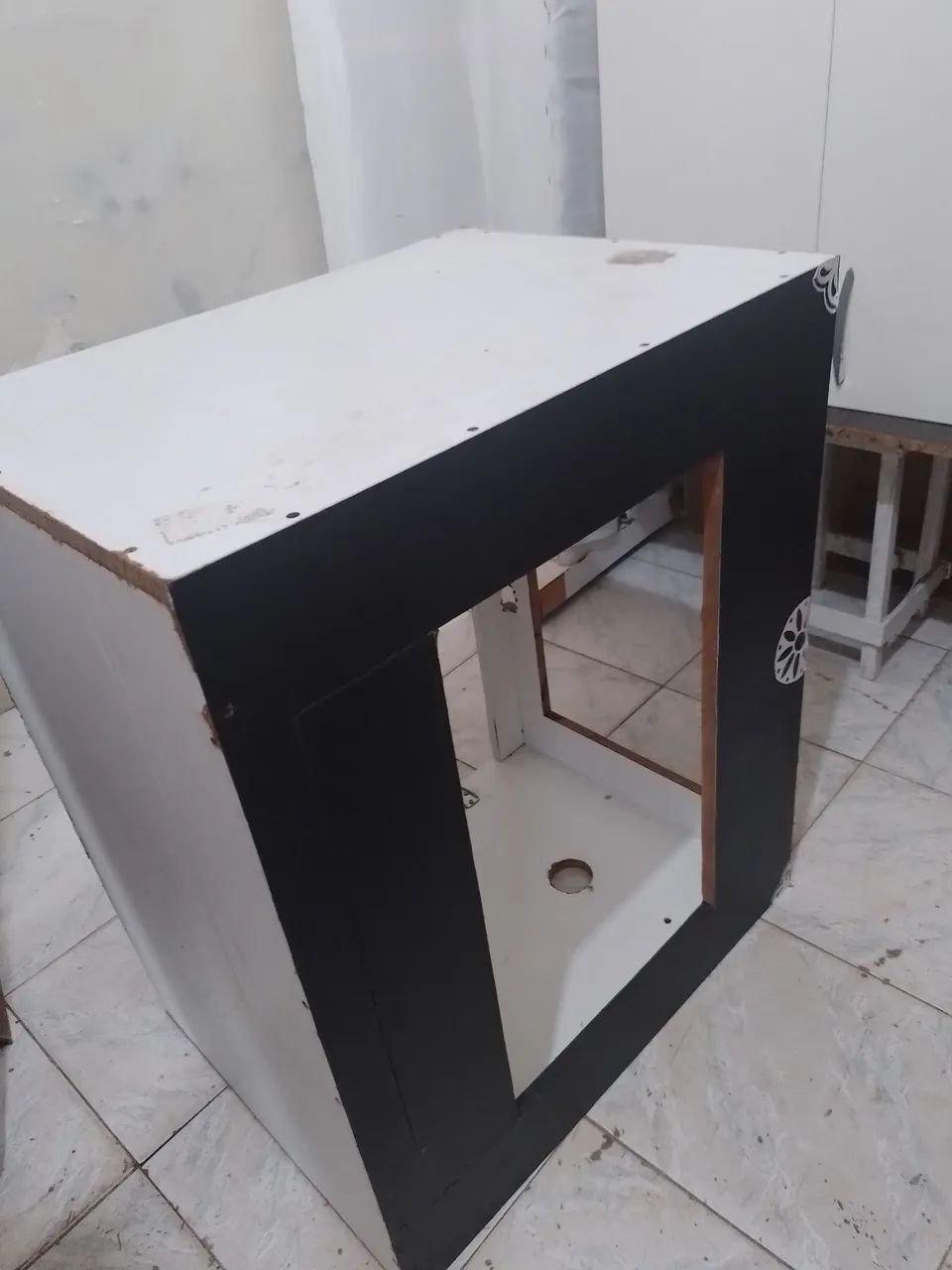 Escrivaninha balcao funcional com bordas pretas - Foto 4