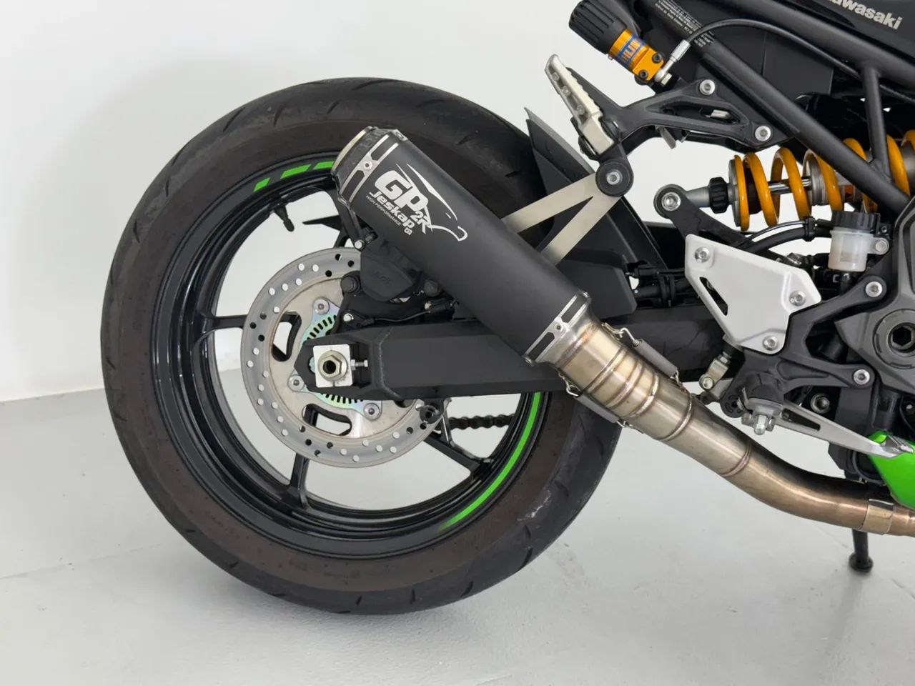 KAWASAKI Z900 R EDITION 2023 - 3.950 KM - ACESSÓRIOS  - Foto 11