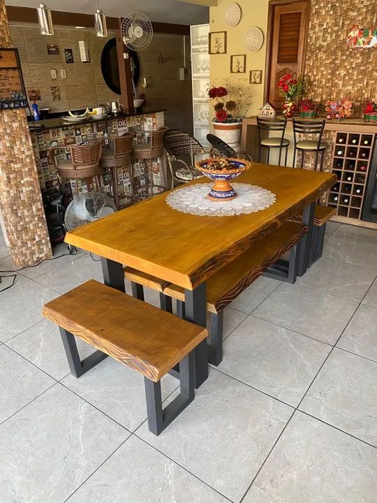 Mesa de Jantar de Madeira Maciça com 4 Bancos - Foto 2