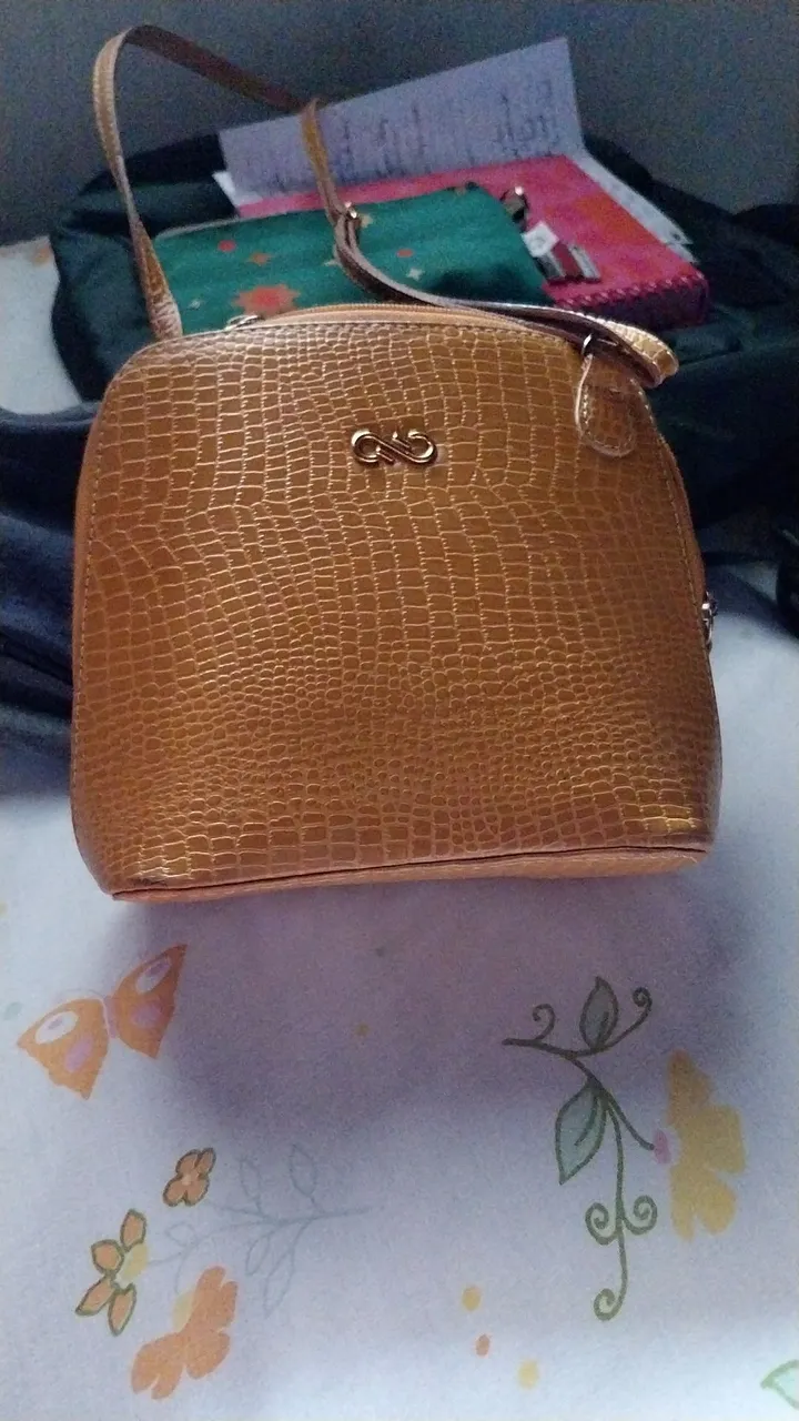 Bolsa de ombro dourada com textura