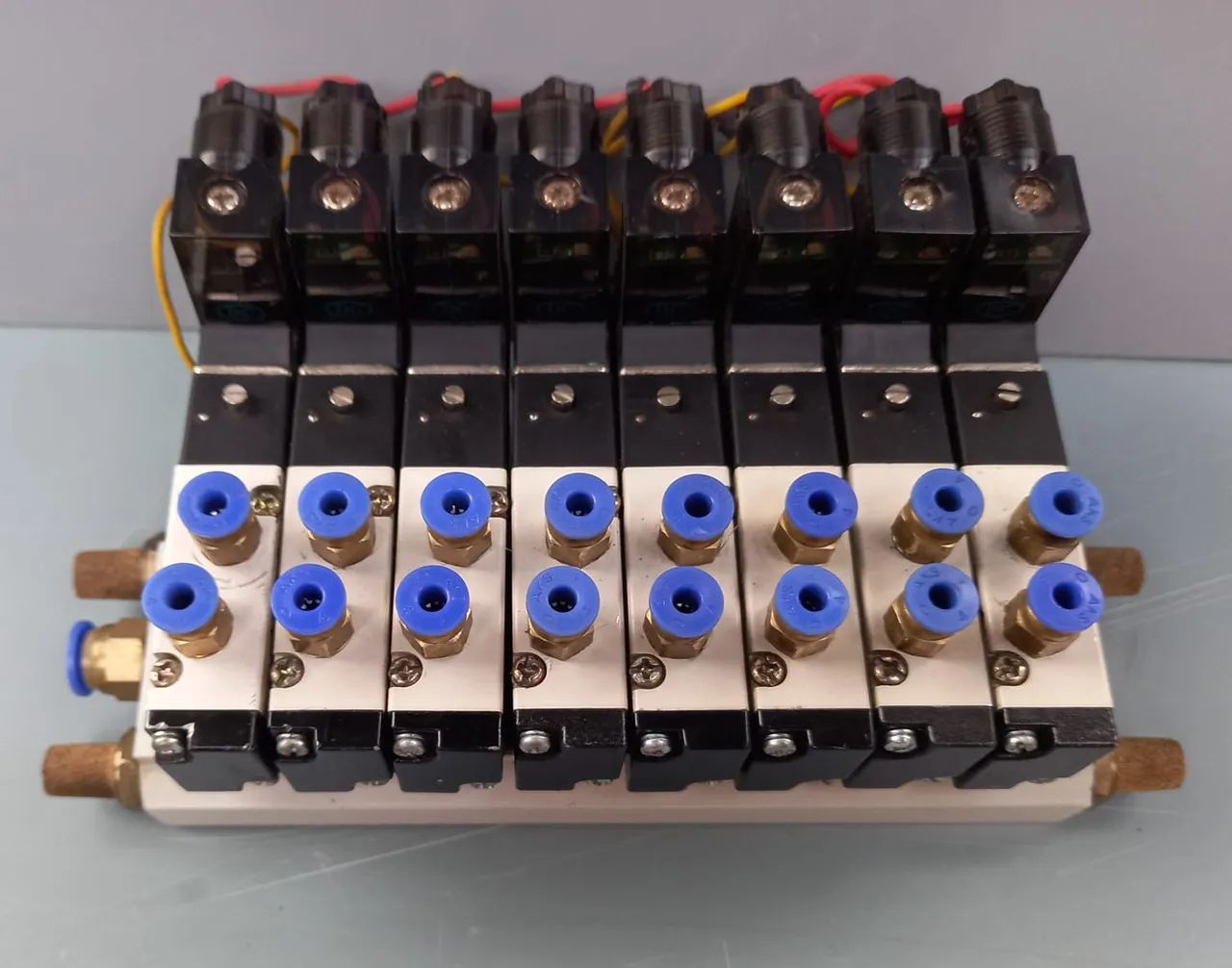 Bloco Manifold Pneumático 8 válvulas 5/2 vias - Foto 2