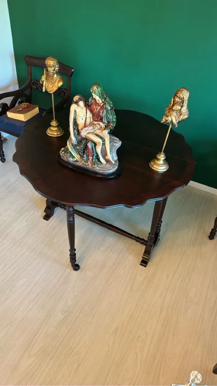 Mesa de centro em madeira com detalhes clássicos