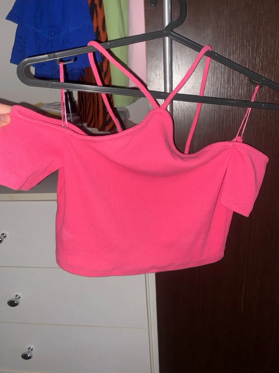 Top cropped rosa com alças