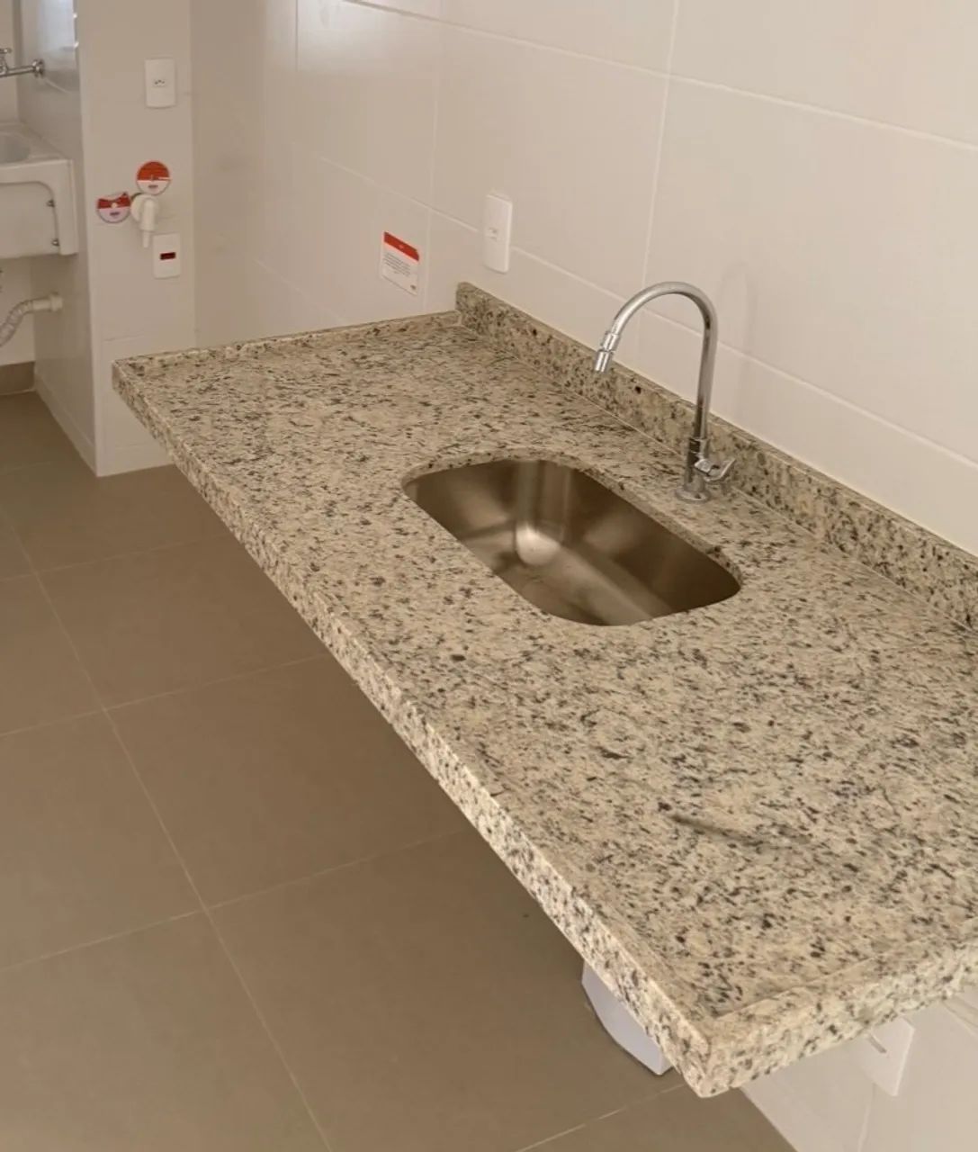 Pia com Cuba para cozinha - granito branco Dallas