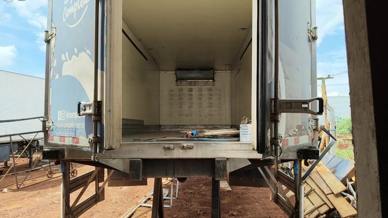 Baú camara fria HC 7.5m aparelho Carrier supra 750 revisado porta lateral 