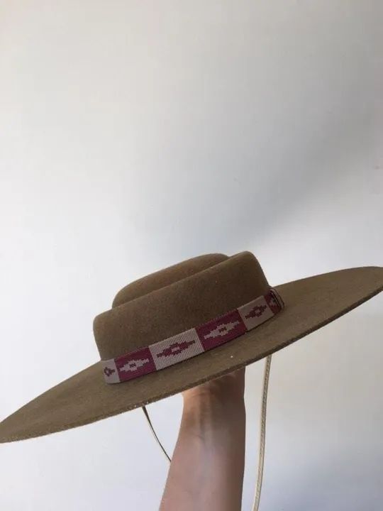 Chapéu Pralana de lã pura marrom com faixa