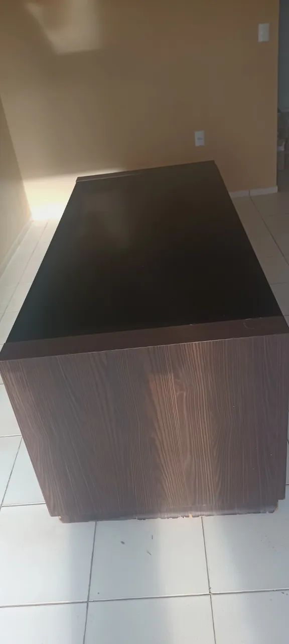 Mesa Retangular de MDF tampo de vidro fumê.