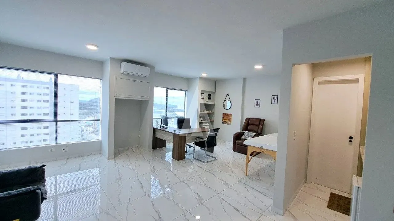 Sala em JOINVILLE, no bairro CENTRO, à venda.