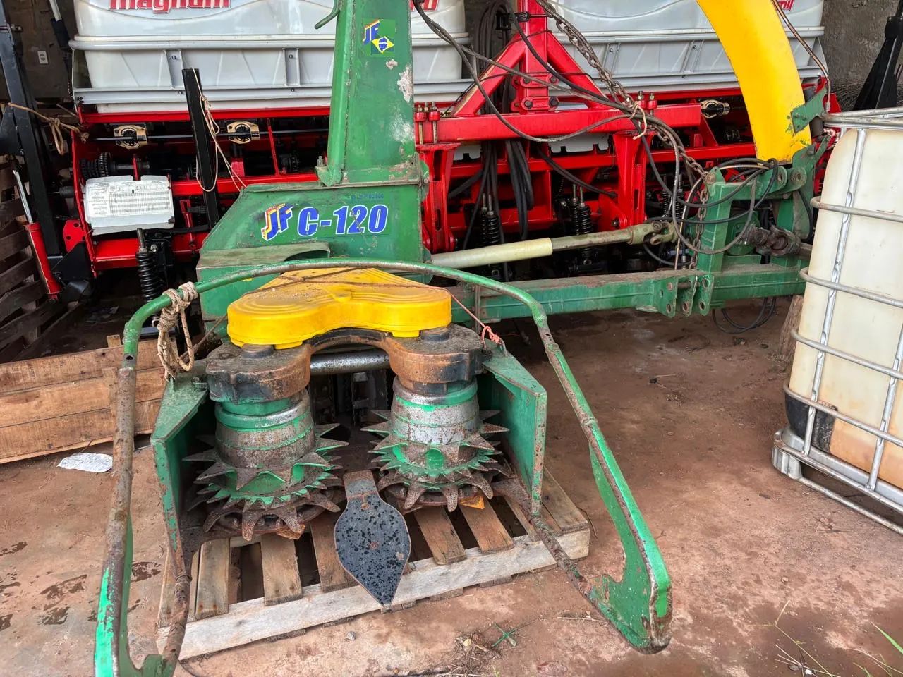 Colhedora de Forragens C-120 Área total 