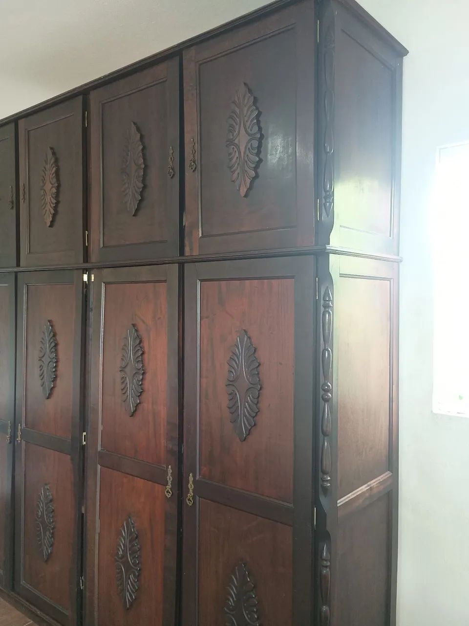 Guarda roupa de madeira maciça  - Foto 2