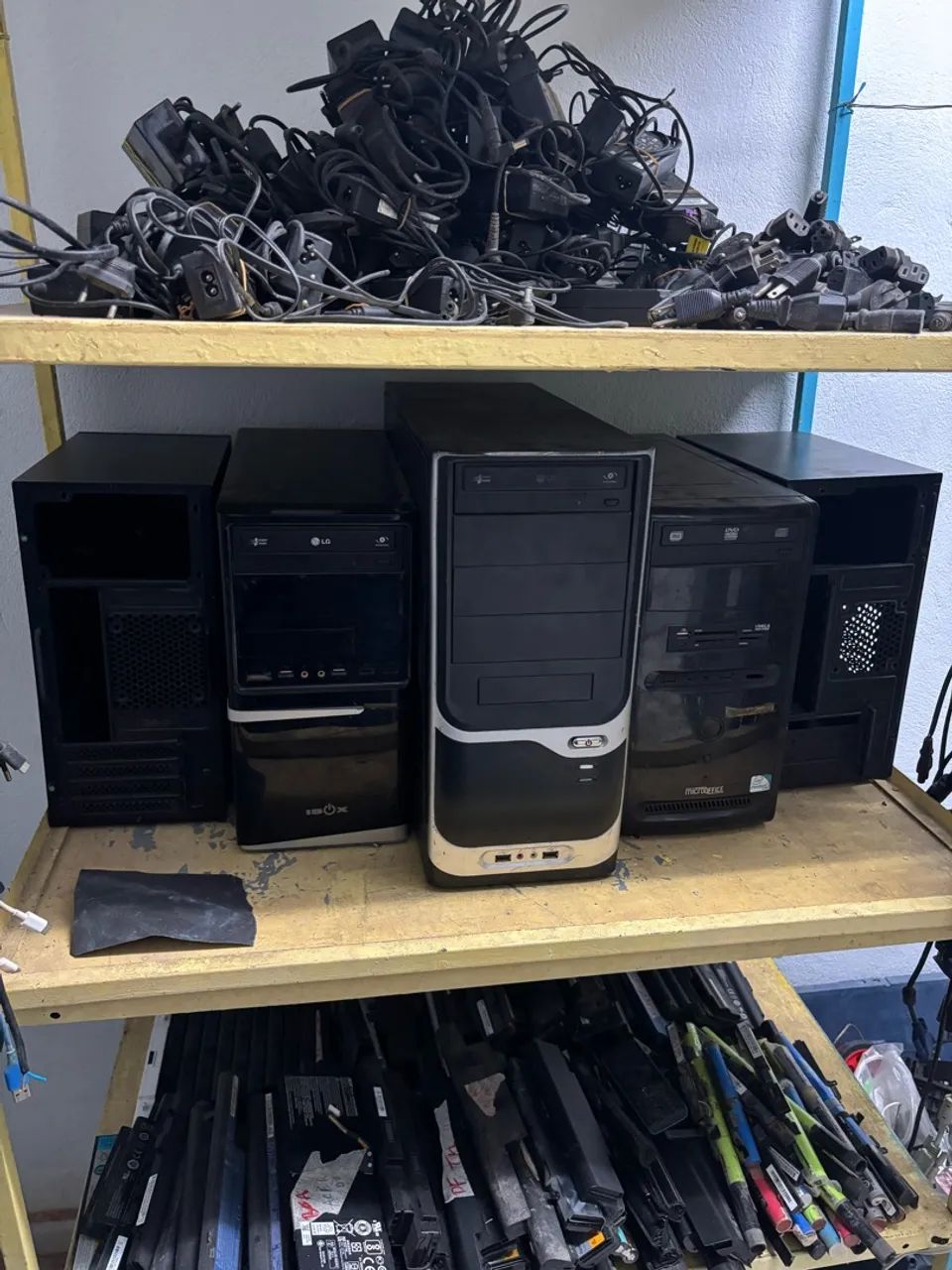 Gabinete de pc cpu vazio com leitor de dvd
