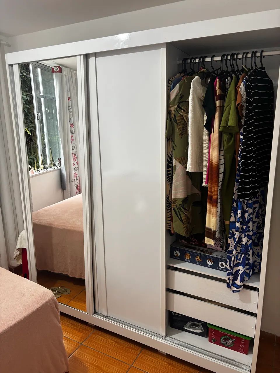 Guada roupa bom pastor 3 portas de correr com espelho e 4 gavetas