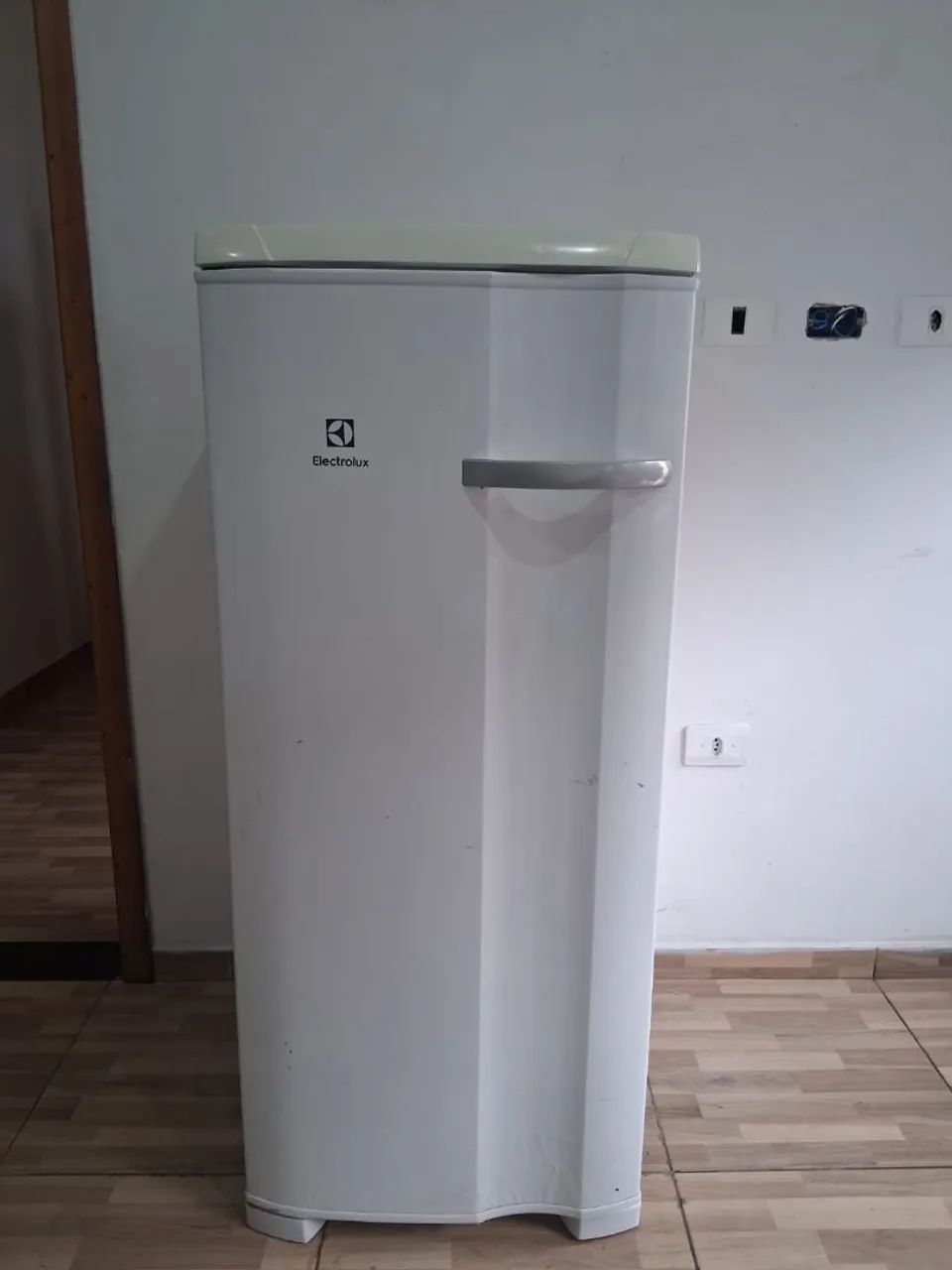 Freezer vertical Electrolux pequeno 