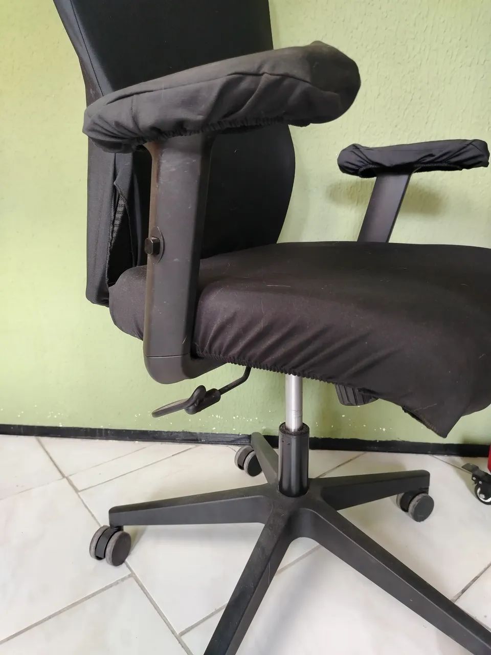 Cadeira Executiva Comfy - Confortável e Regulável