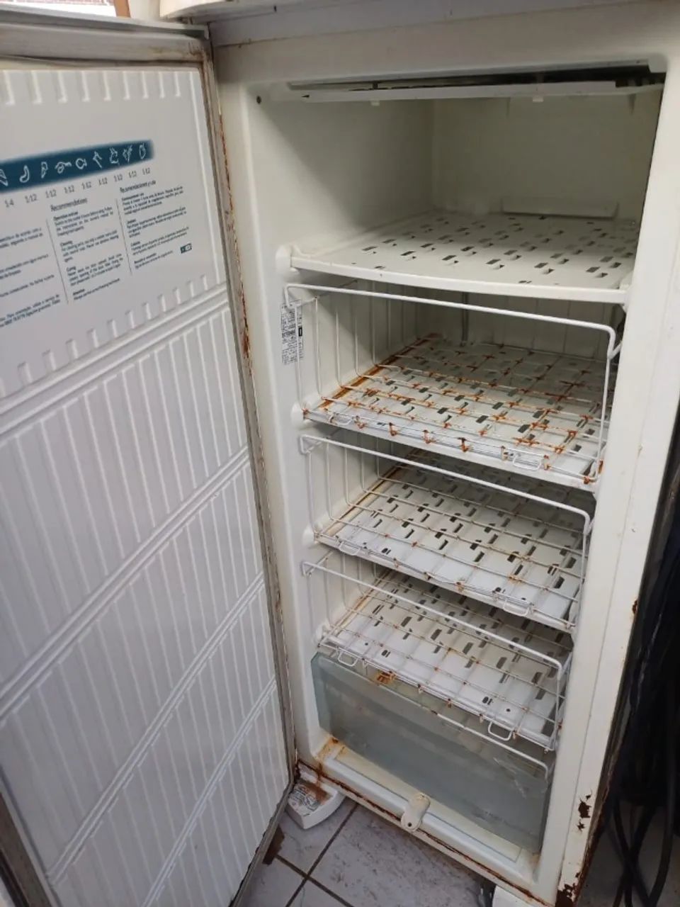 Carrinho Ambulante para Lanches, Pastéis e Hot Dog + Freezer + Mesas - Foto 4