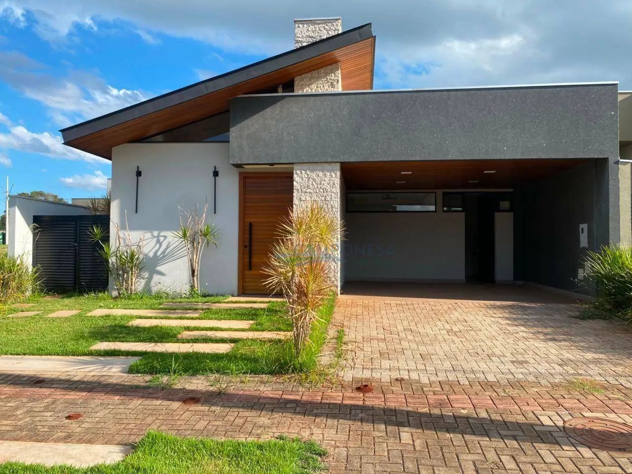 Condomínio BelleVille | Casa Térrea com 3 Suítes e 181m² em Cambé
