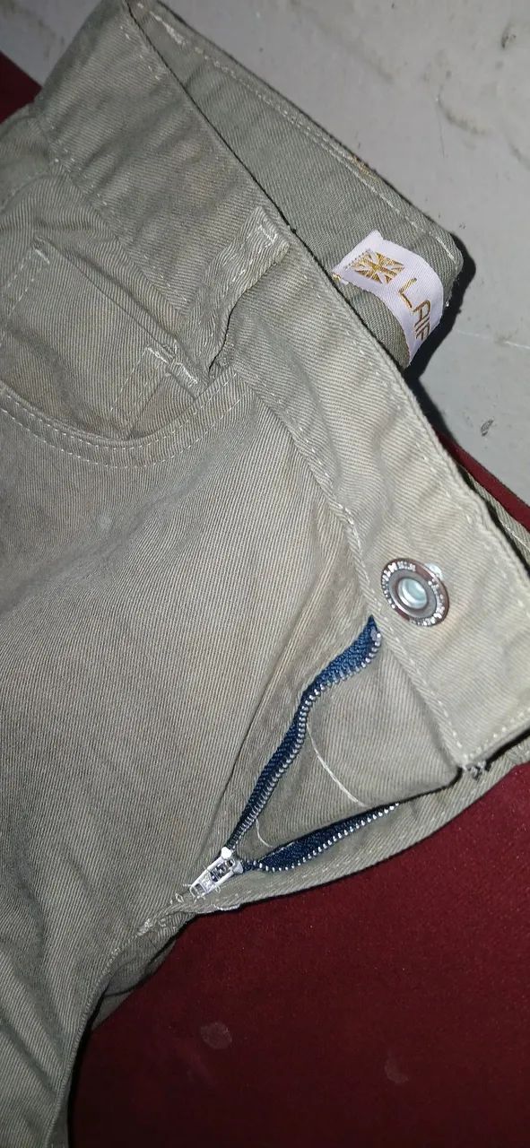 Calça cargo cor verde militar com bolsos 