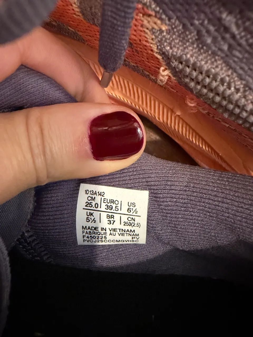 Tênis Asics cinza e coral - Foto 4