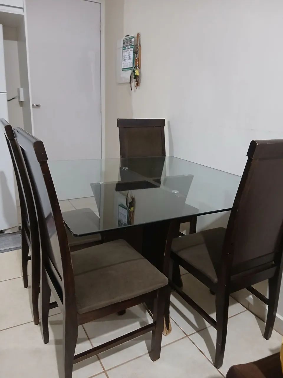 Vendo mesa de vidro com 4 cadeira 