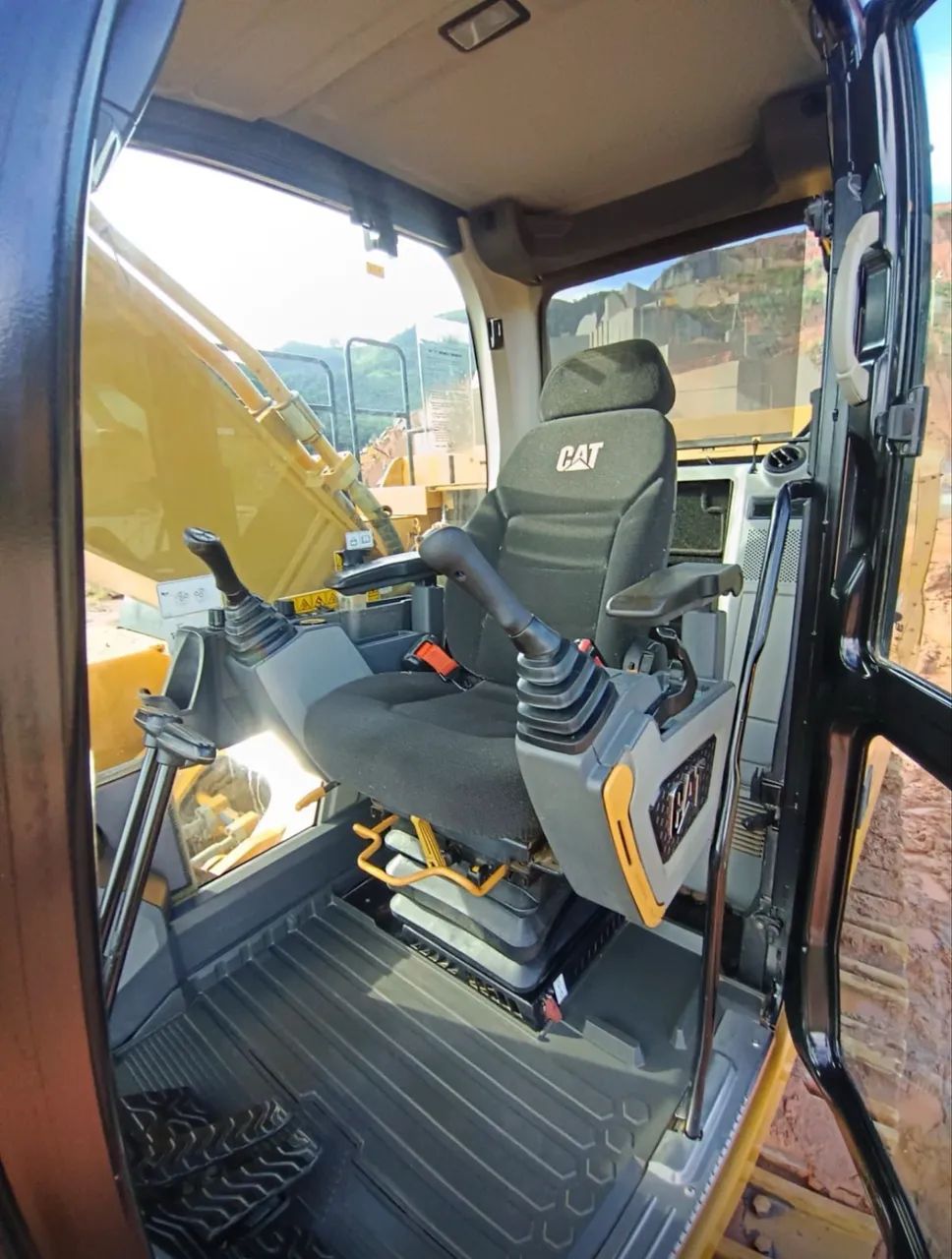 Escavadeira Caterpillar 345GC ano 2020 com 7.300 horas e concha grande, em MG - Foto 3