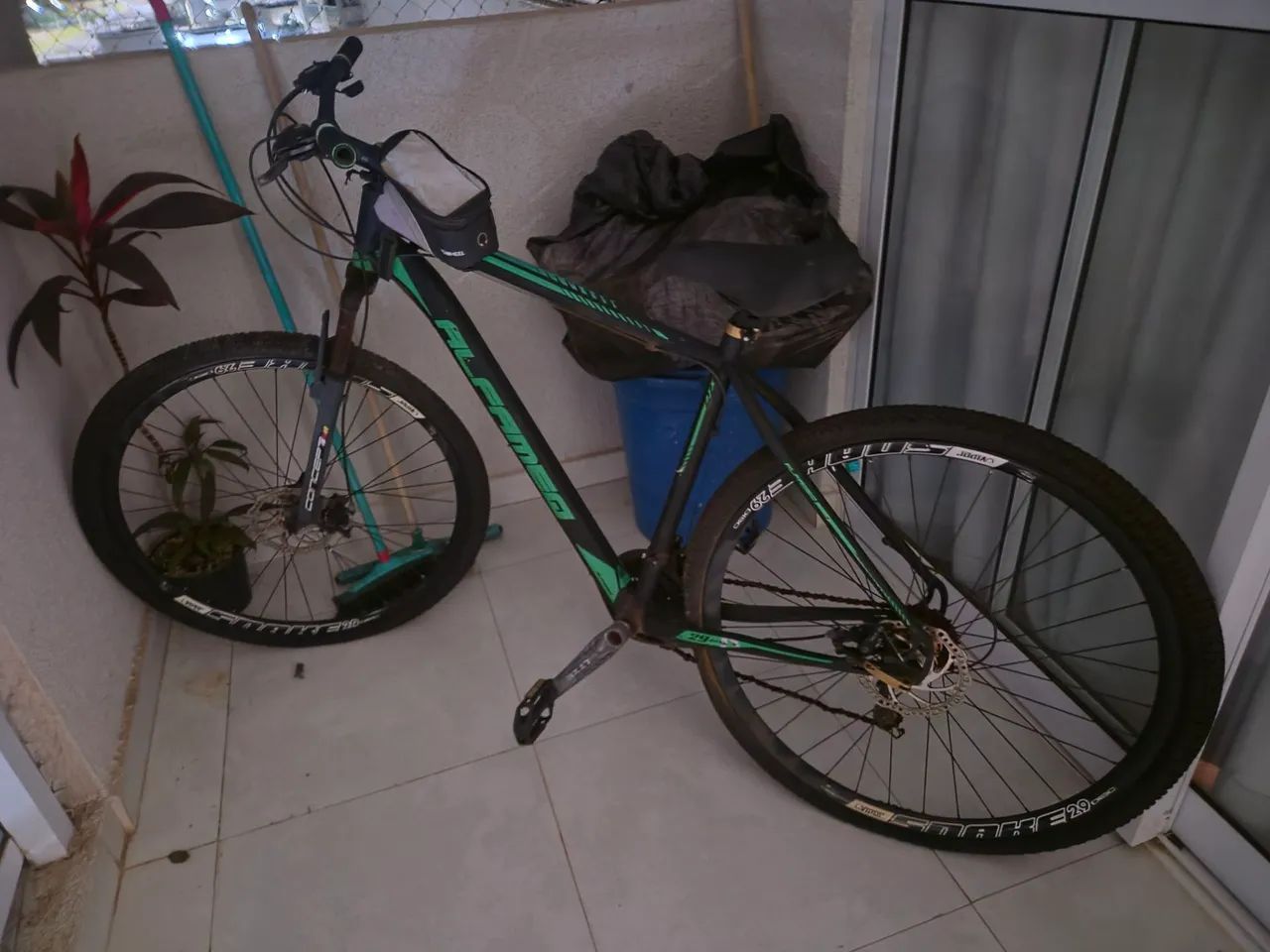 Bicicleta verde e preto