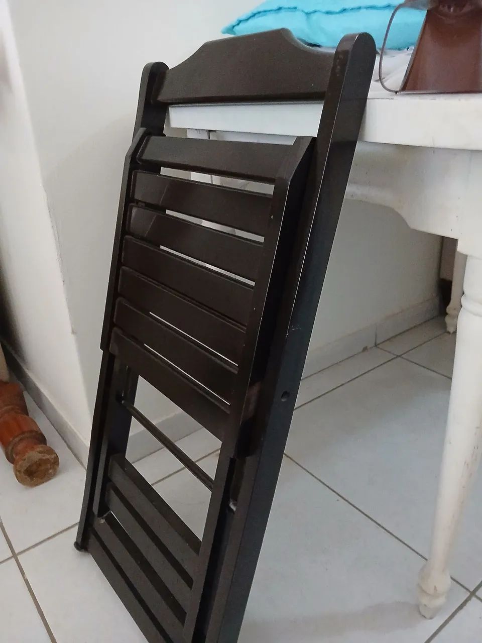 Vendo mesa com 2 cadeiras em madeira - Foto 3