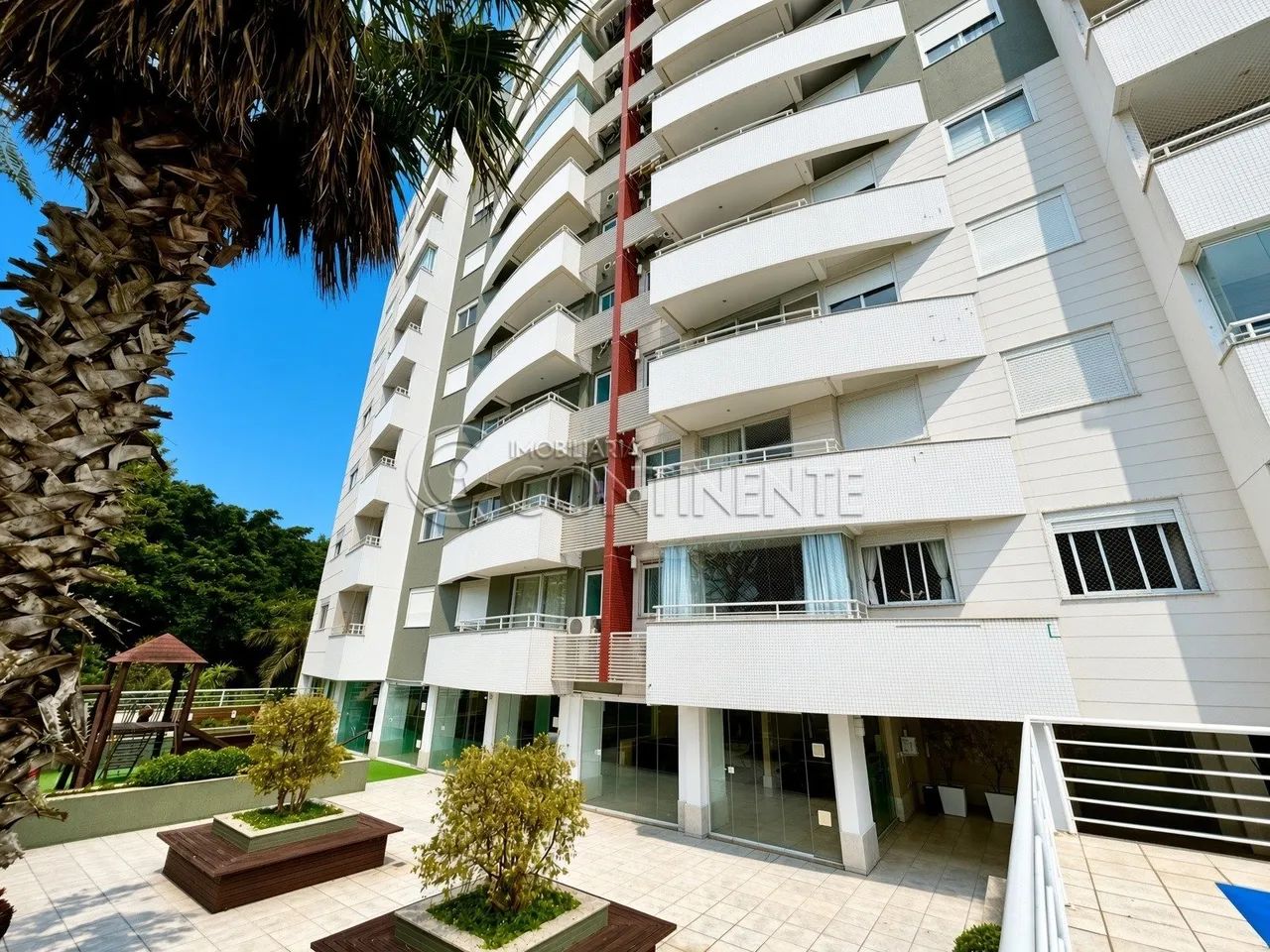 APARTAMENTO À VENDA NO ESTREITO - 3 DORMITÓRIOS COM SUÍTE - GARAGEM E ELEVADOR