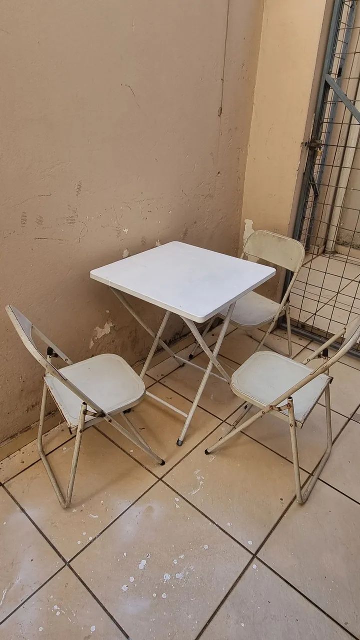 Mesa Dobrável + 3 Cadeiras - Usadas